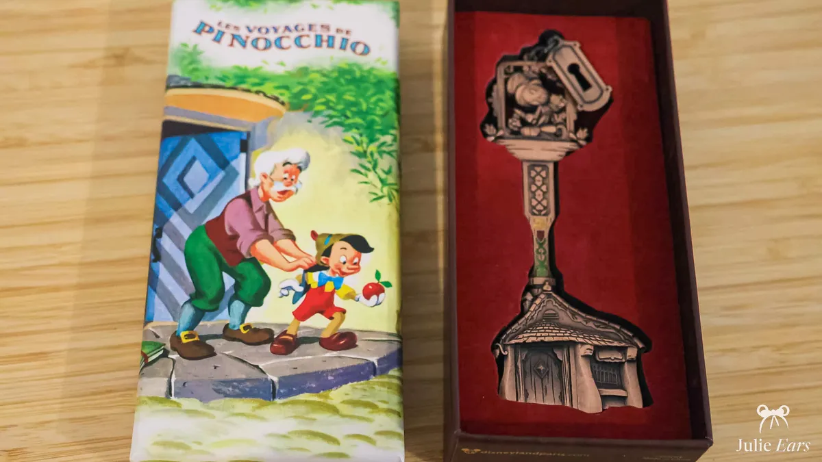 Clé de collection de l’attraction Les Voyages de Pinocchio à Disneyland Paris, présentée dans sa boîte illustrée