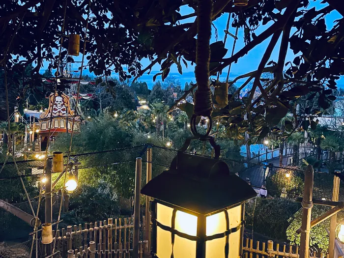 Lanterne allumée au crépuscule et vue plongeante sur Adventure Isle depuis La Cabane des Robinson