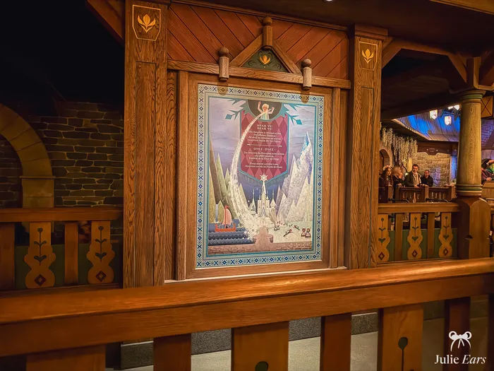 Affiche encadrée de bois sculpté façon Arendelle dans la file d'attente de l'attraction Frozen Ever After.