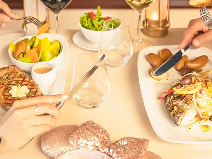 Plats du Yacht Club : pavé de bœuf au beurre en forme de Mickey et poisson grillé aux légumes