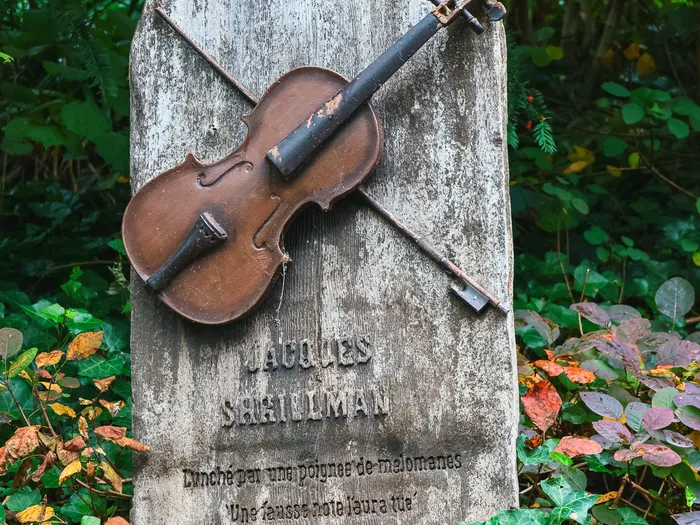 Violon fixé sur une pierre tombale « Jacques Shrillman » dans le cimetière de Phantom Manor à Frontierland.