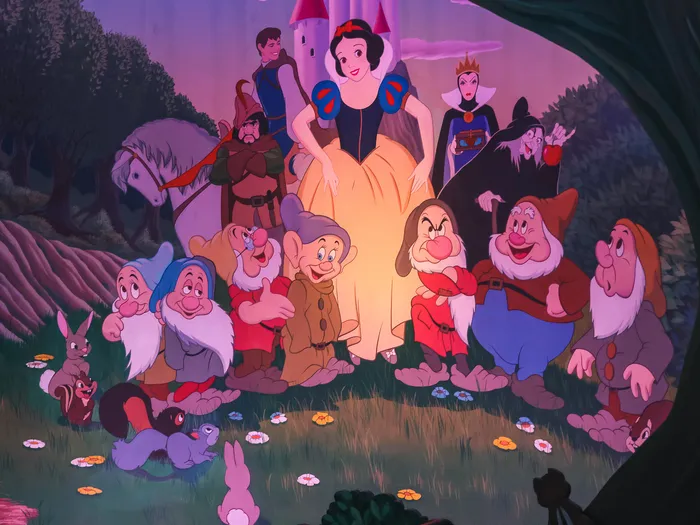 Fresque peinte réunissant Blanche-Neige, le prince, la reine et les sept nains dans la forêt, attraction Fantasyland