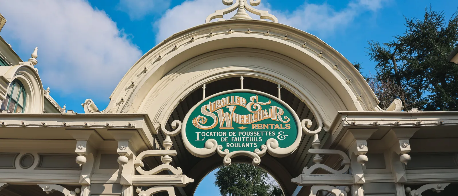 Enseigne du point de location de poussettes et fauteuils roulants à Disneyland Paris, façade Main Street