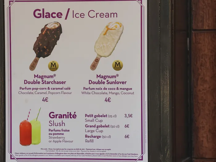 Panneau tarifs du kiosque Speciality Ice Cream avec les Magnum Double Starchaser et Sunlover et les granités.