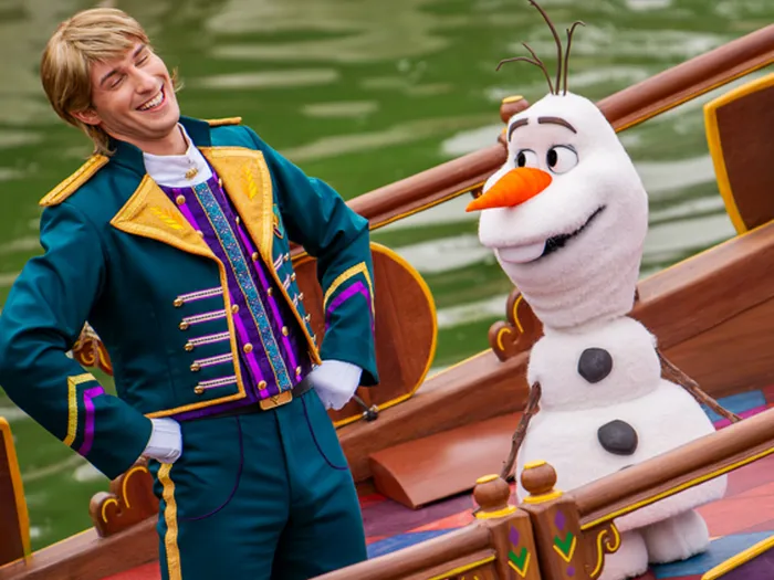 Un Olaf animatronique et un personnage de La Reine des Neiges sur une barque, lors du spectacle Une Célébration à Arendelle