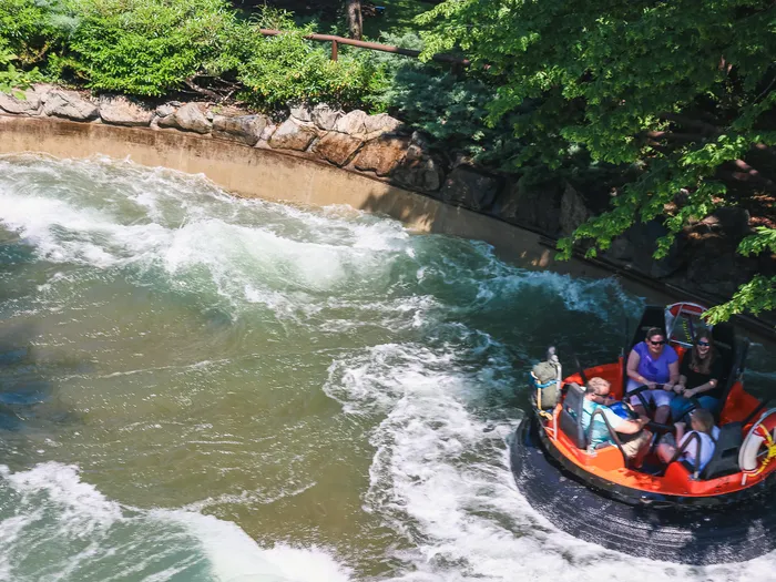 Bouée orange emportant des visiteurs sur des rapides écumants à Europa-Park.