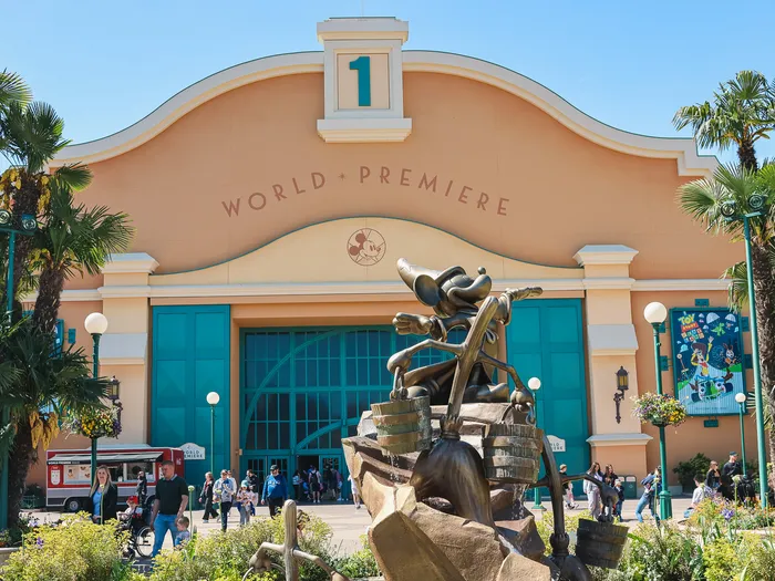 Façade World Premiere et statue de Mickey apprenti sorcier à l’entrée du Parc Disney Adventure World.
